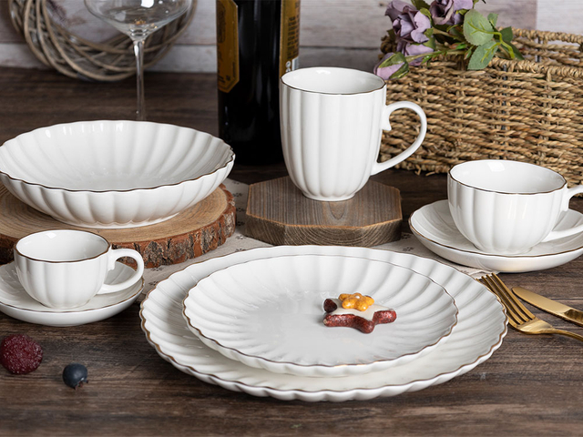 Elegante juego de vajilla de porcelana blanca con vieiras
