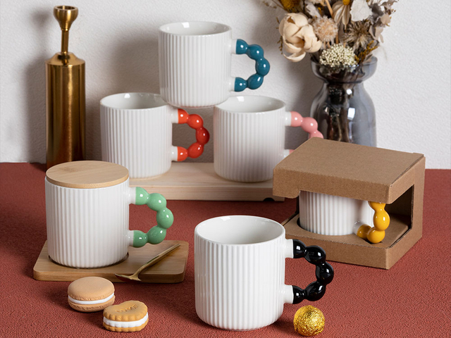 Taza de café de cerámica con mango moldeado único