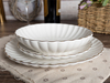 Elegante juego de vajilla de porcelana blanca con vieiras