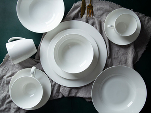 Elegante juego de vajilla de porcelana para el hogar.