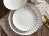 Elegante juego de vajilla de porcelana blanca con vieiras