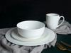 Elegante juego de vajilla de porcelana para el hogar.