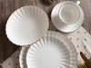 Elegante juego de vajilla de porcelana blanca con vieiras