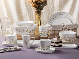 Vajilla floral para una cena elegante