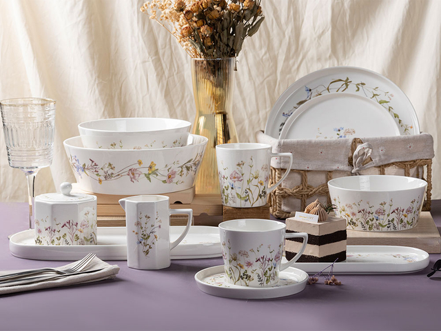 Vajilla floral para una cena elegante