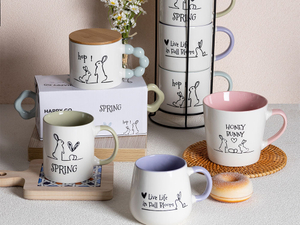 Vibrante taza de café de Pascua con mango colorido