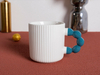 Taza de café de cerámica con mango moldeado único