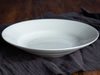 Elegante juego de vajilla de porcelana para el hogar.